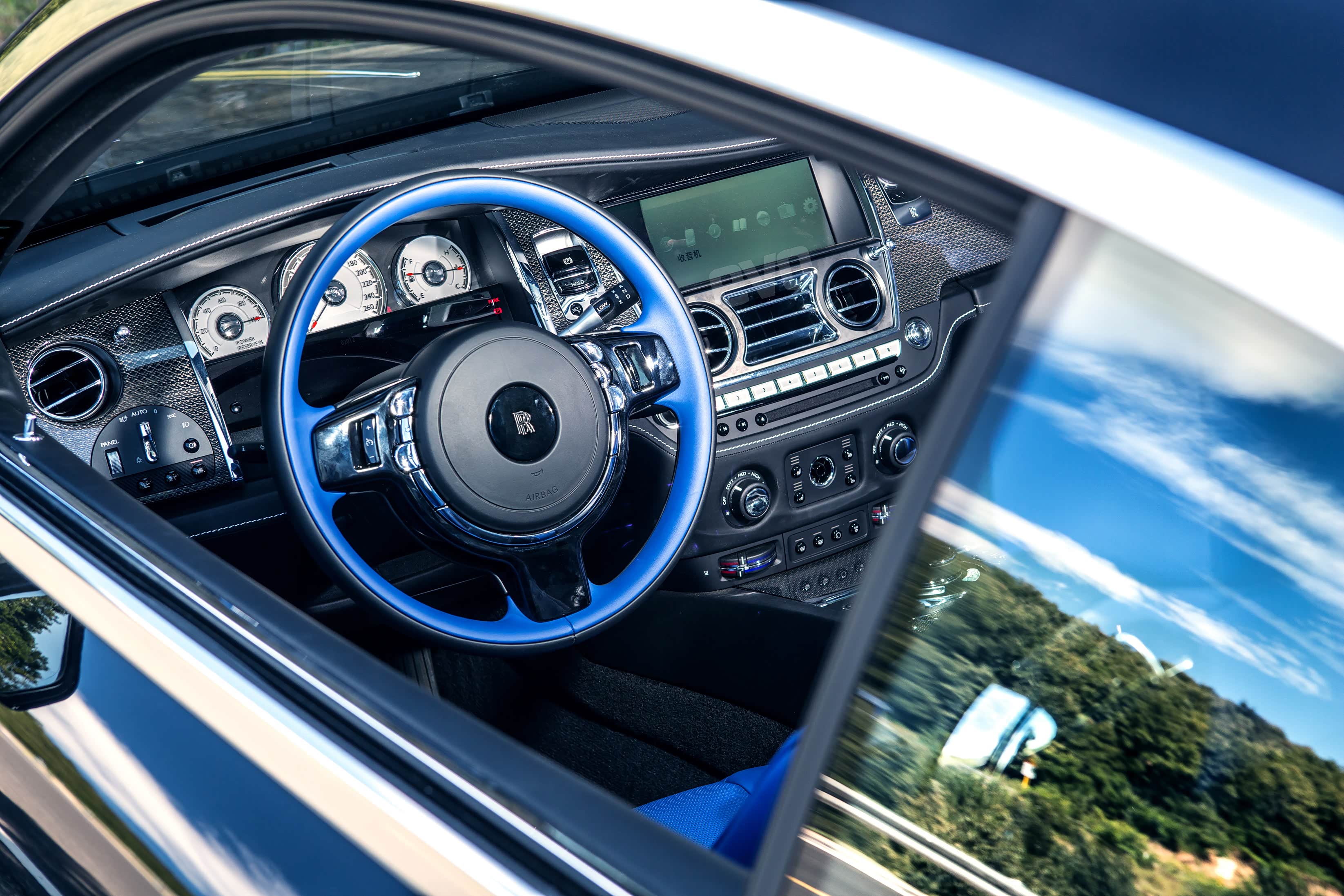 	内饰除了一如既往的豪华外，运动感也展现得淋漓尽致