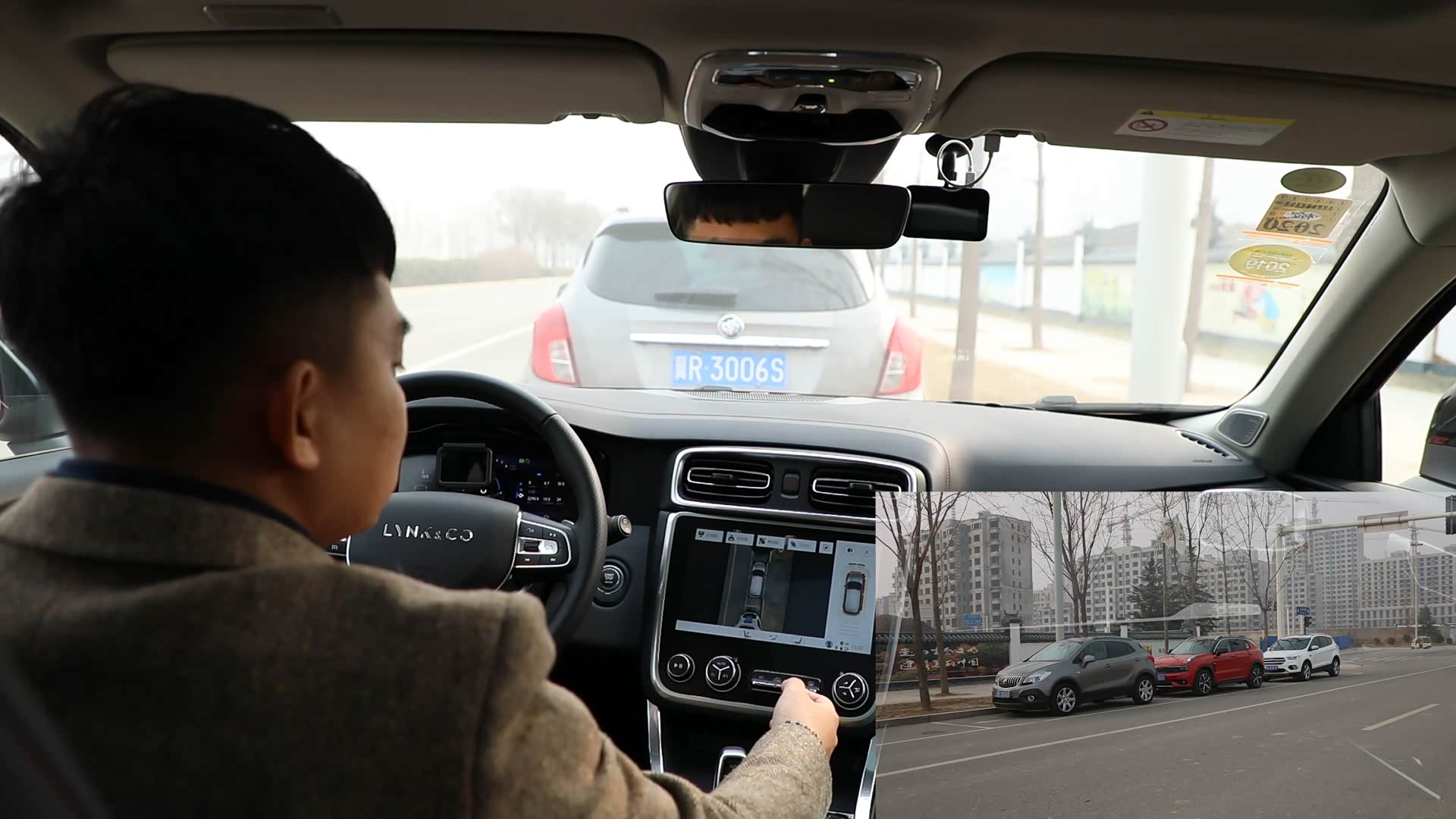 提示：泊车完成。咱们看一下全景摄像头里面咱们的位置，侧视图根据咱们的标线来说很标准，没有问题。