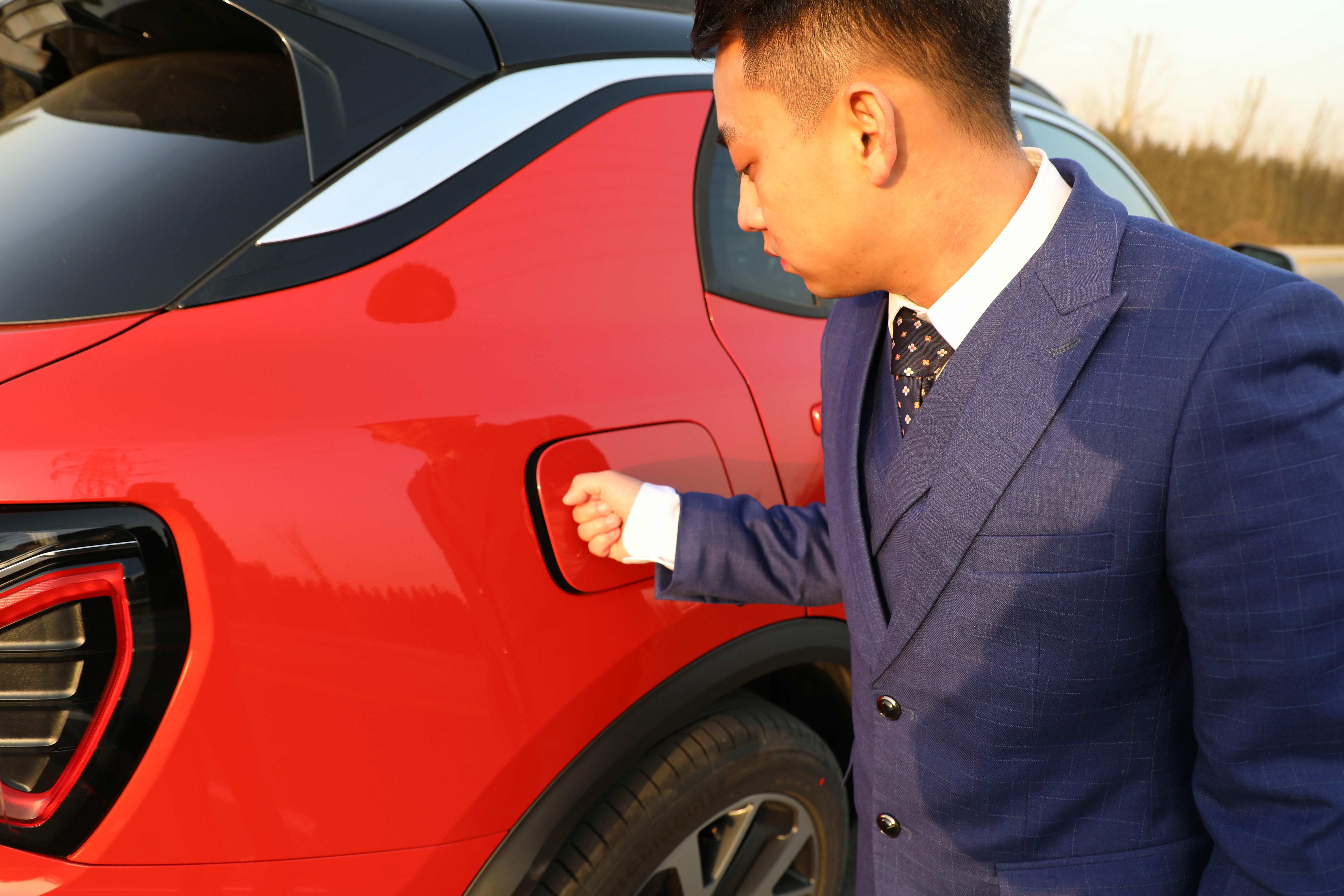 没什么好控制的，车辆解锁靠左侧按压就好了。