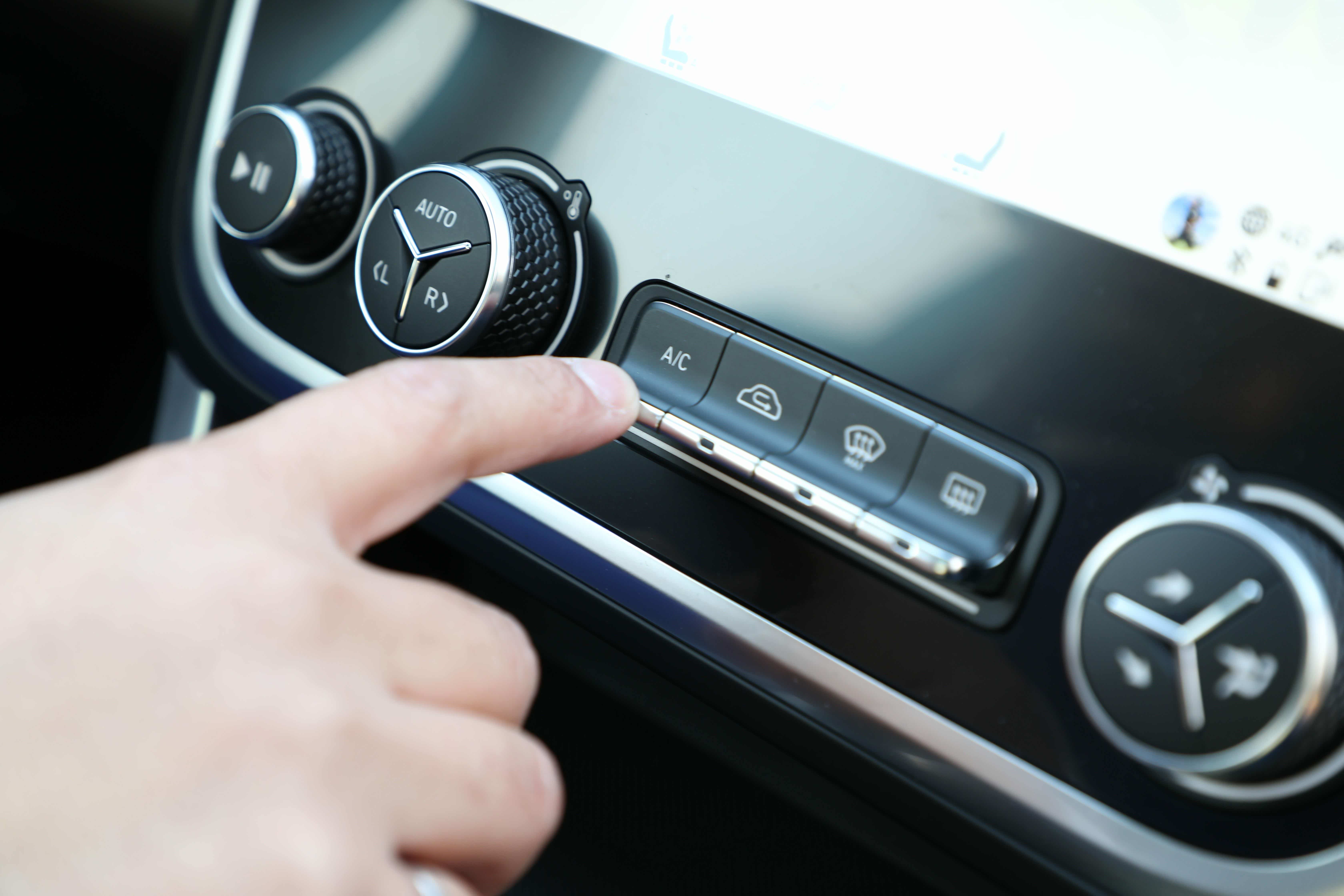 A/C空调压缩机、车辆内循环、前挡风键最大除霜、后档电热丝加热。