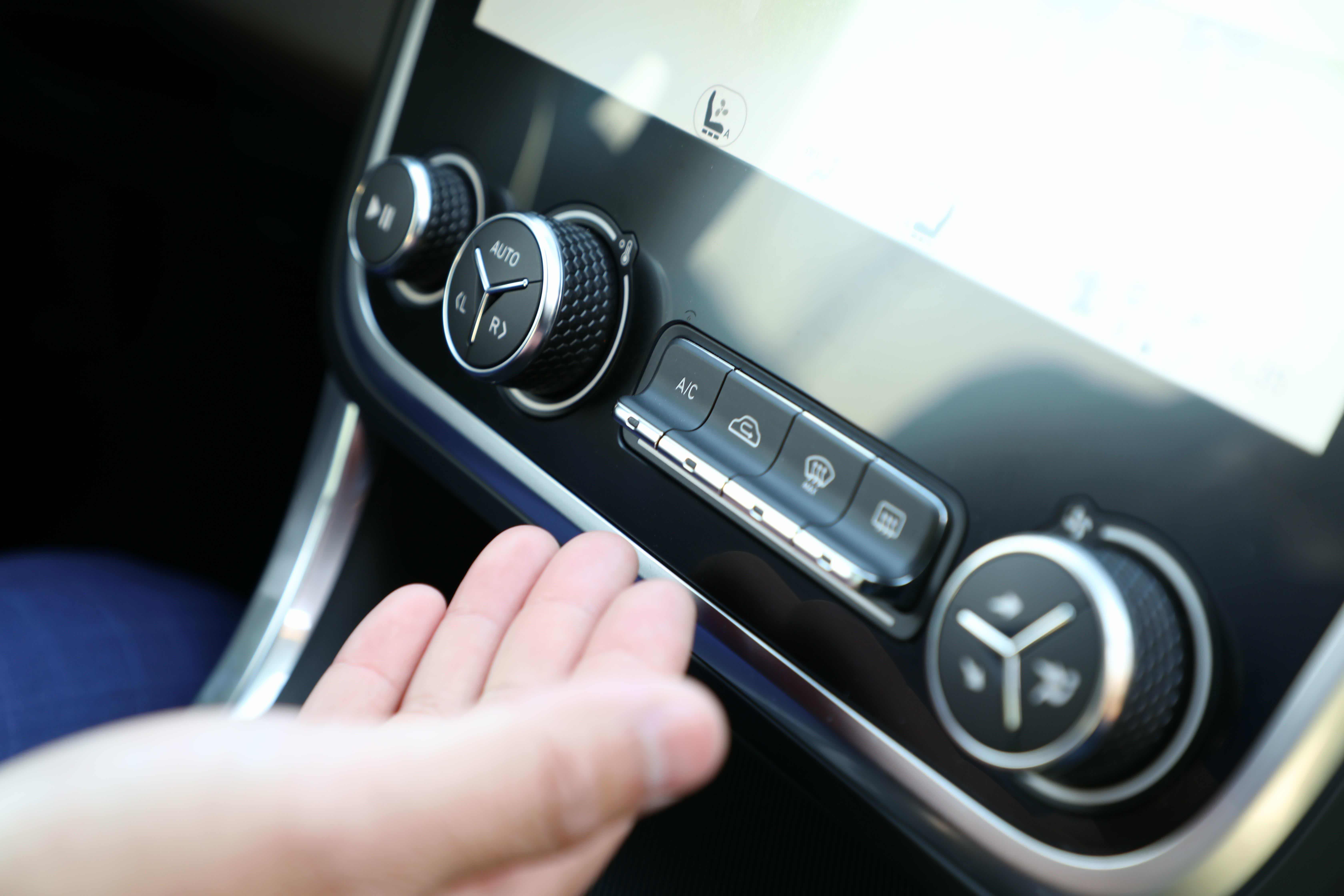 中控按键左侧开始是多媒体播放暂停按钮及音量旋钮。