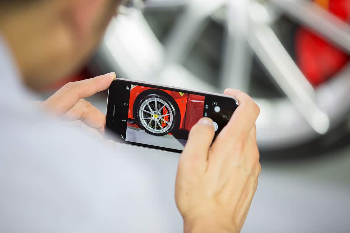 488Pista 采用前 245/35 R 20 后305/30 R 20 轮胎