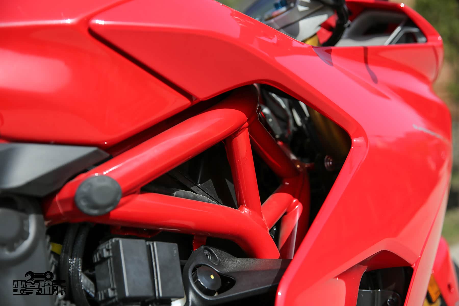 钢管编制式车架与Monster 821相同