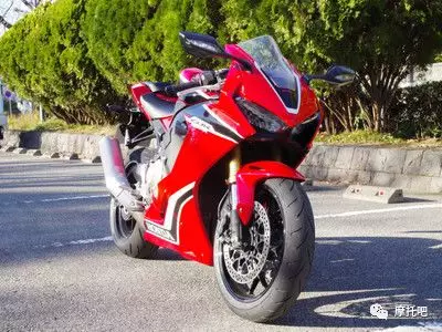上图为本次试驾的新款 Honda CBR1000RR