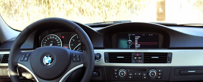 不过，在同期3系所配的NBT屏，在中控上突出的性感双峰是我见过最好看的中控。