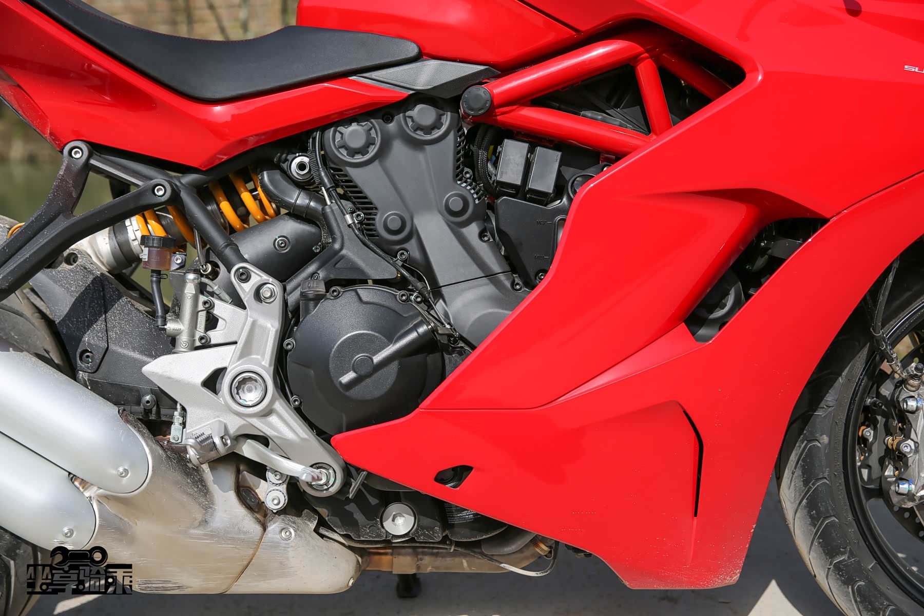 937cc L型双缸发动机，最大功率113hp/9000rpm，最大扭矩96.7Nm/6500rpm