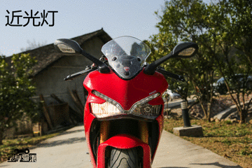 上方LED灯带为日间行车灯，下方远近光均为卤素光源