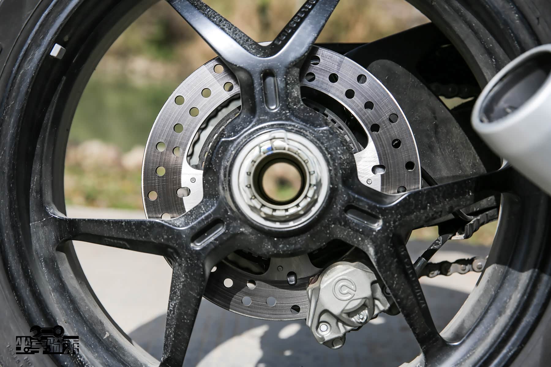 后刹车采用Brembo对向双活塞卡钳，搭配245mm刹车碟