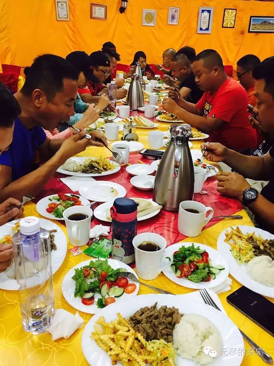 如果出门只是吃个团餐，那你旅行的意义最起码降低了一半；这是在蒙古国的晚餐。