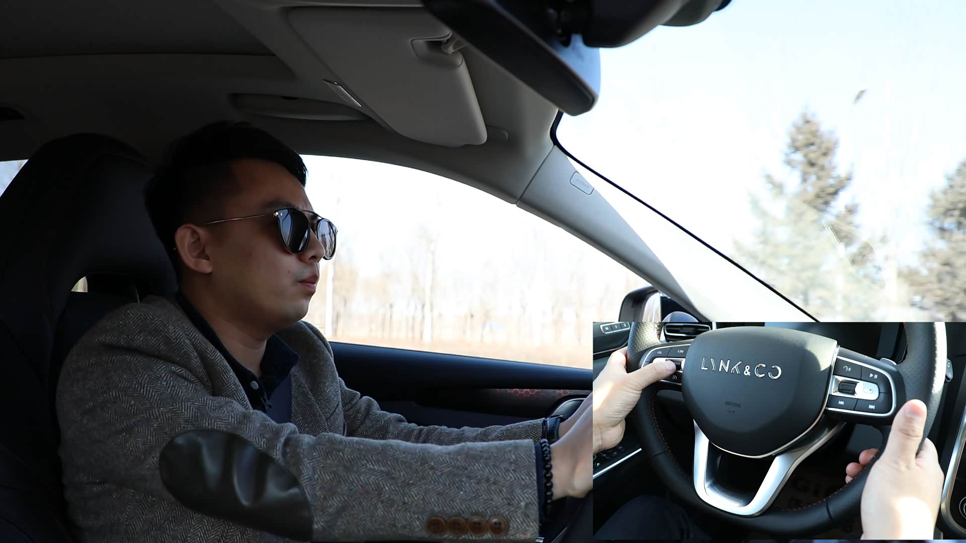 刚刚那个摇杆的按钮，轻拨那就是第一档，重拨那就是第二档，分别在1km和5km每小时范围内来调整速度。