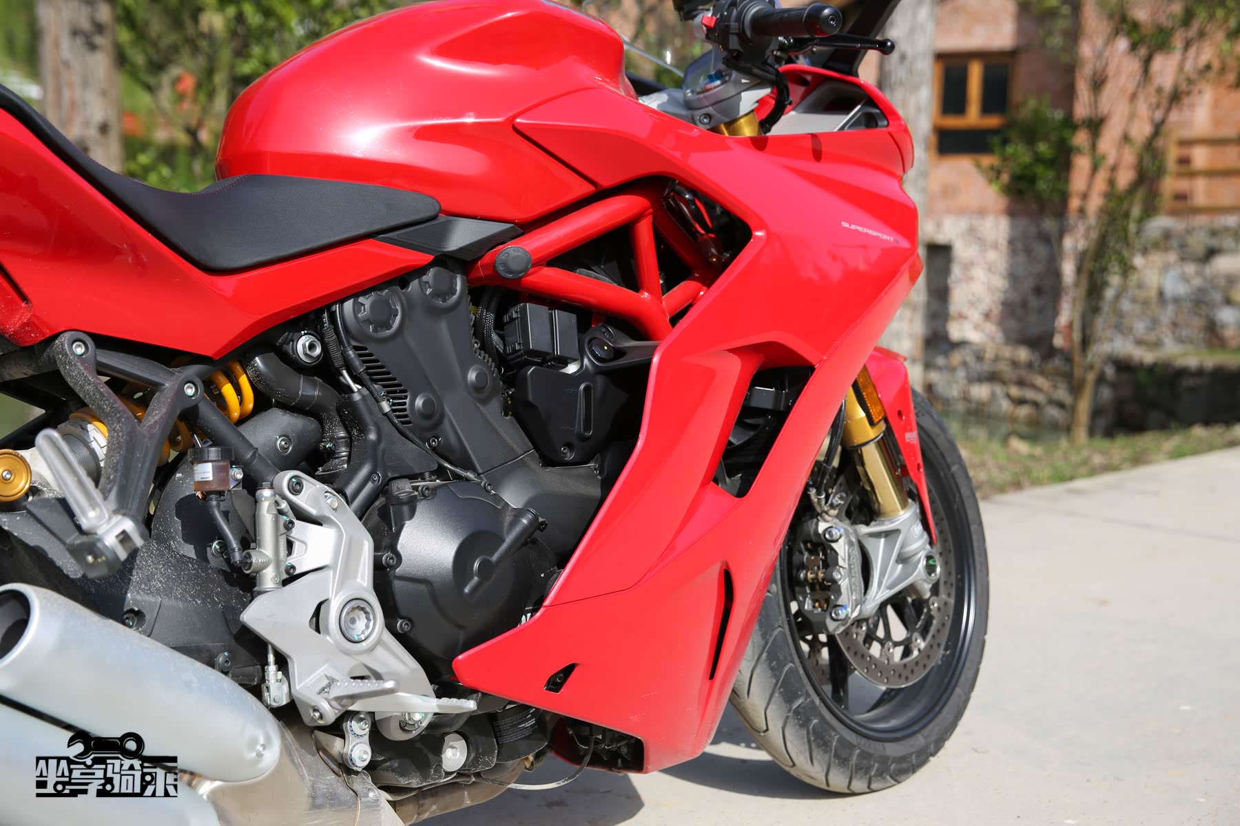 红色的侧边版对于提升整体“颜值”起到关键作用