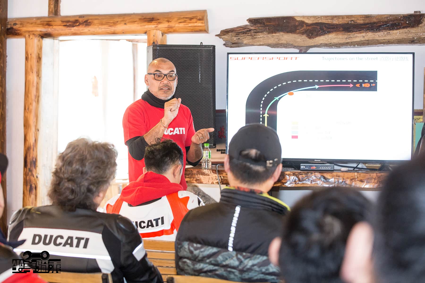 杜卡迪驾驶学院亚洲区总教练Henry老师为全体成员进行安全培训