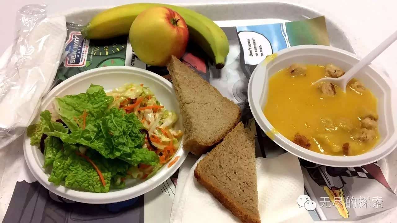 我们的工作餐，虽然简单，但味道还不错，在俄罗斯搭配水果算是比较费心了。
