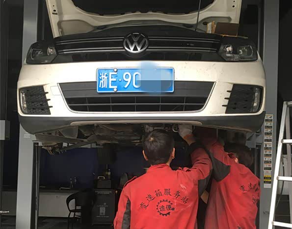 先把车子抬上去再说