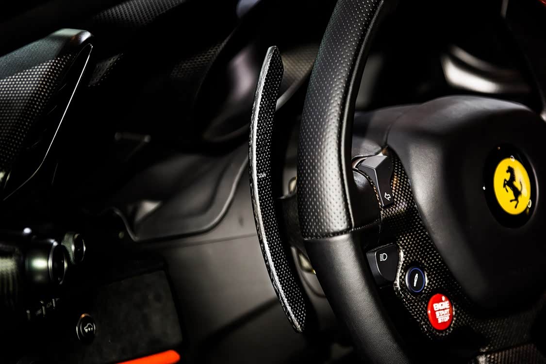 碳纤维材质的换挡拨片，手感十分出色