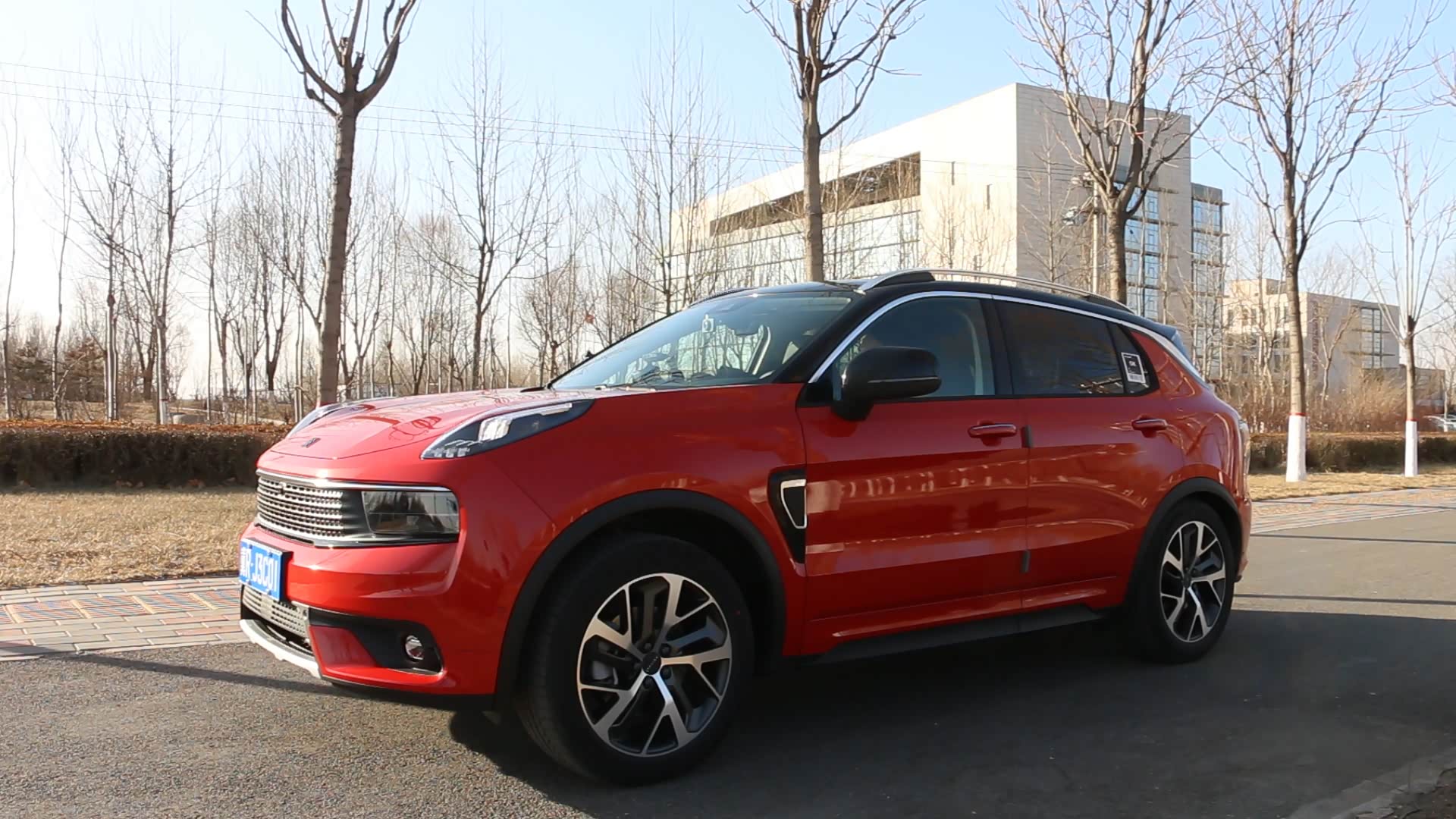 我们给油，但车辆是无法向前行驶的（车都抬头了）我们试着单纯的解除电子手刹，也还是无法向前进。