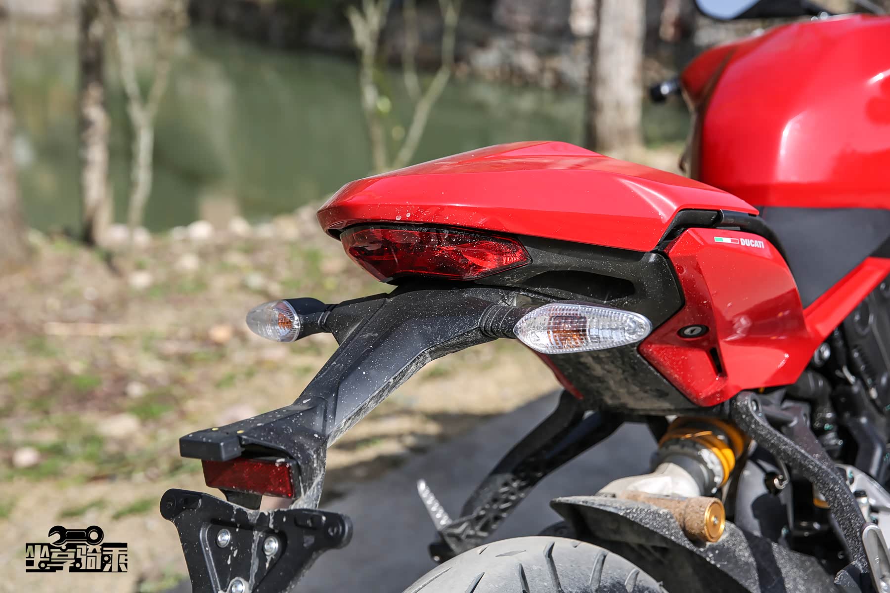 后尾灯采用LED光源，后转向灯则为卤素光源