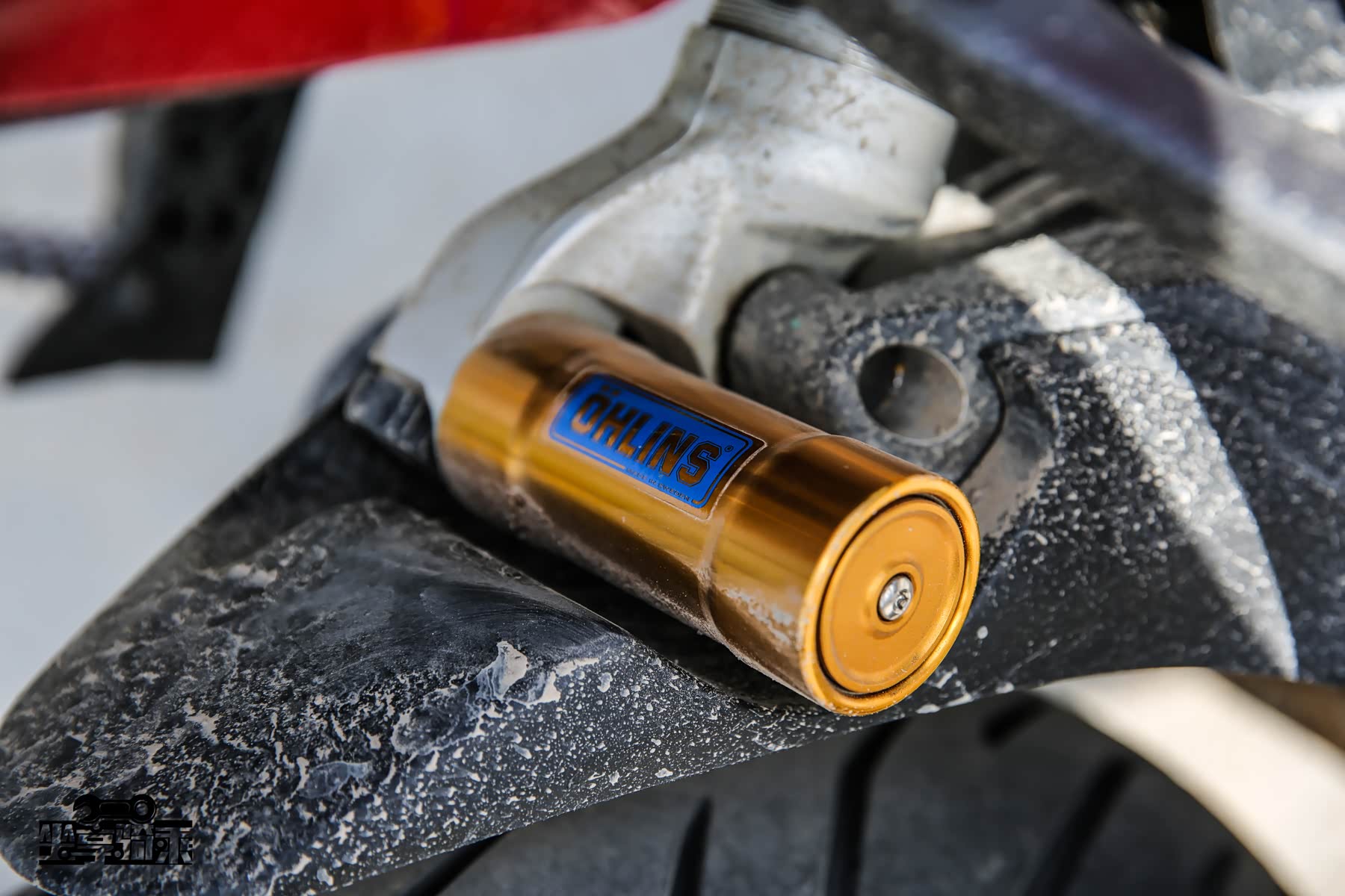 后避震同样由Öhlins（欧林斯）出品，具备相同调节功能