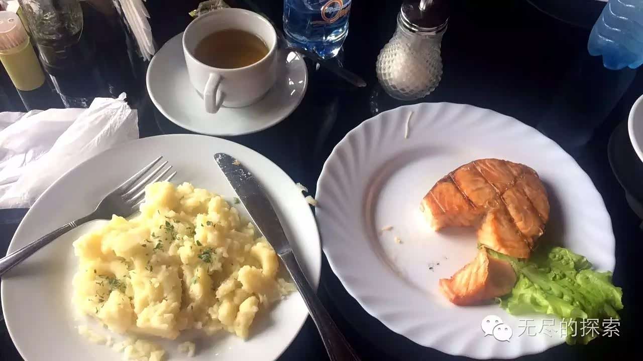 每个国家都有自己独特的口味，这是我们在鞑靼斯坦吃的一份当地烤鱼配土豆泥，味道非常不错；这家小饭店的旁