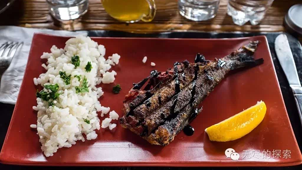 贝加尔湖的鱼，鱼的味道很好，但米饭是半生而且还是冷的。