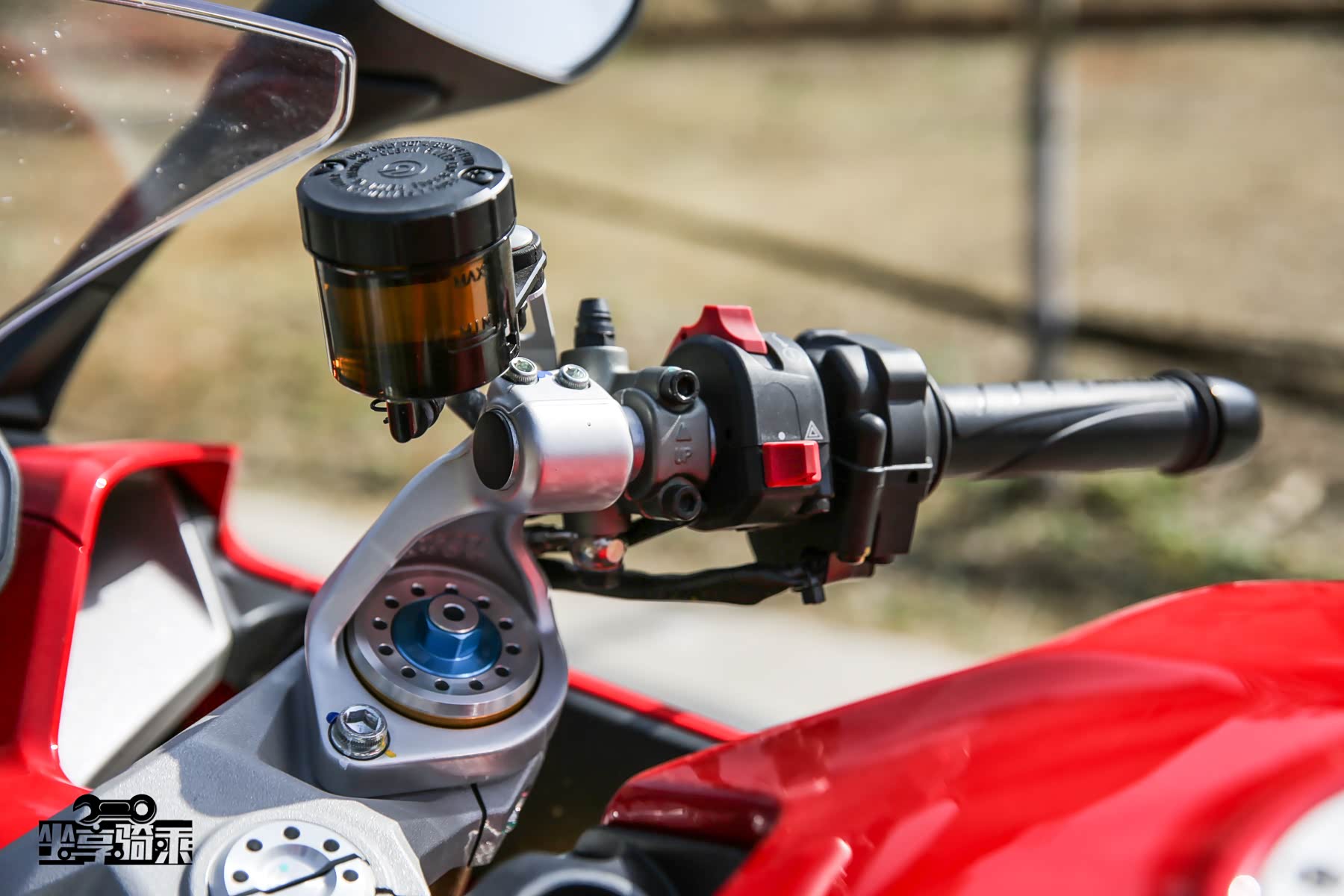 SuperSport的分体式车把明显高于前叉上联板，提供较为直立的坐姿