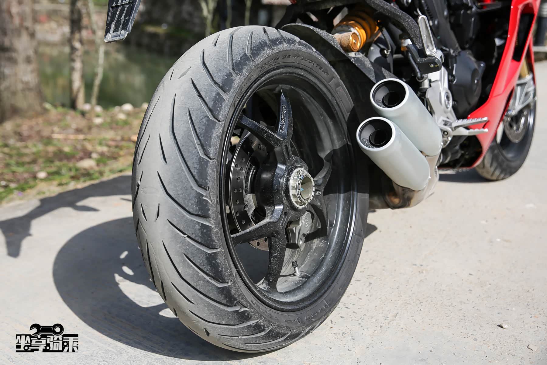 后轮胎规格为180/60 R17，未来市售车型将搭载倍耐力Diablo Rosso II（恶魔2）轮
