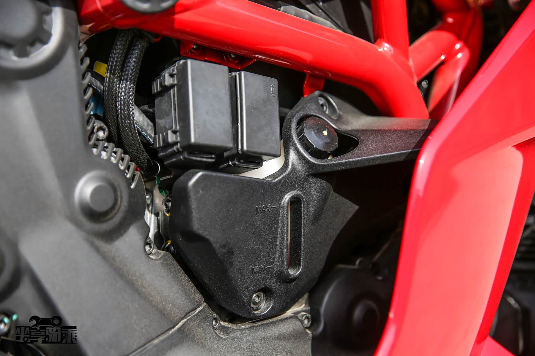 通过视窗可以观察到副水壶中的冷却液液面