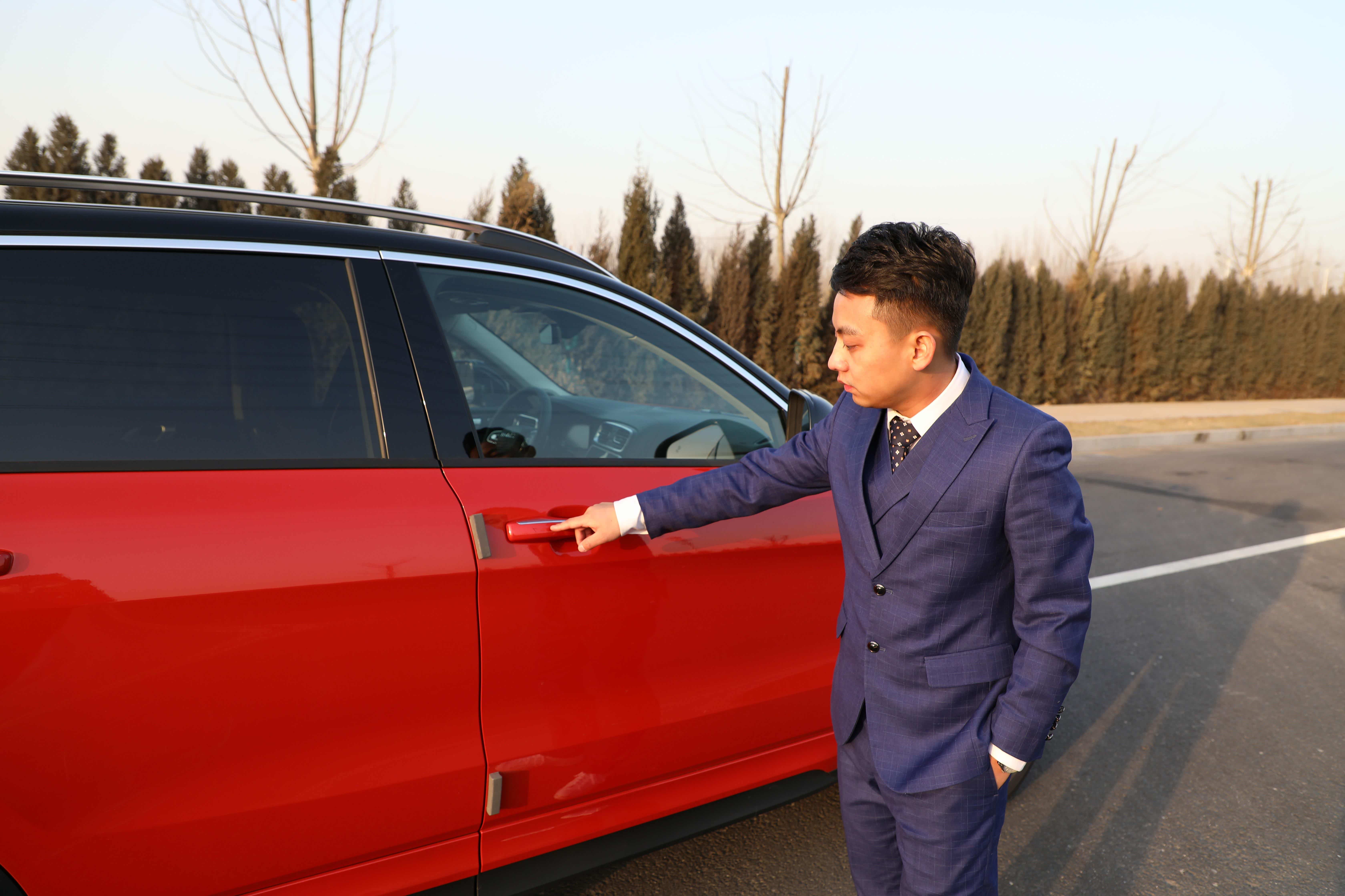 遥控钥匙处于车身两侧约1.5米和尾门1米半径圆的范围内有效，传统平淡的触控点被做成领克精致的logo