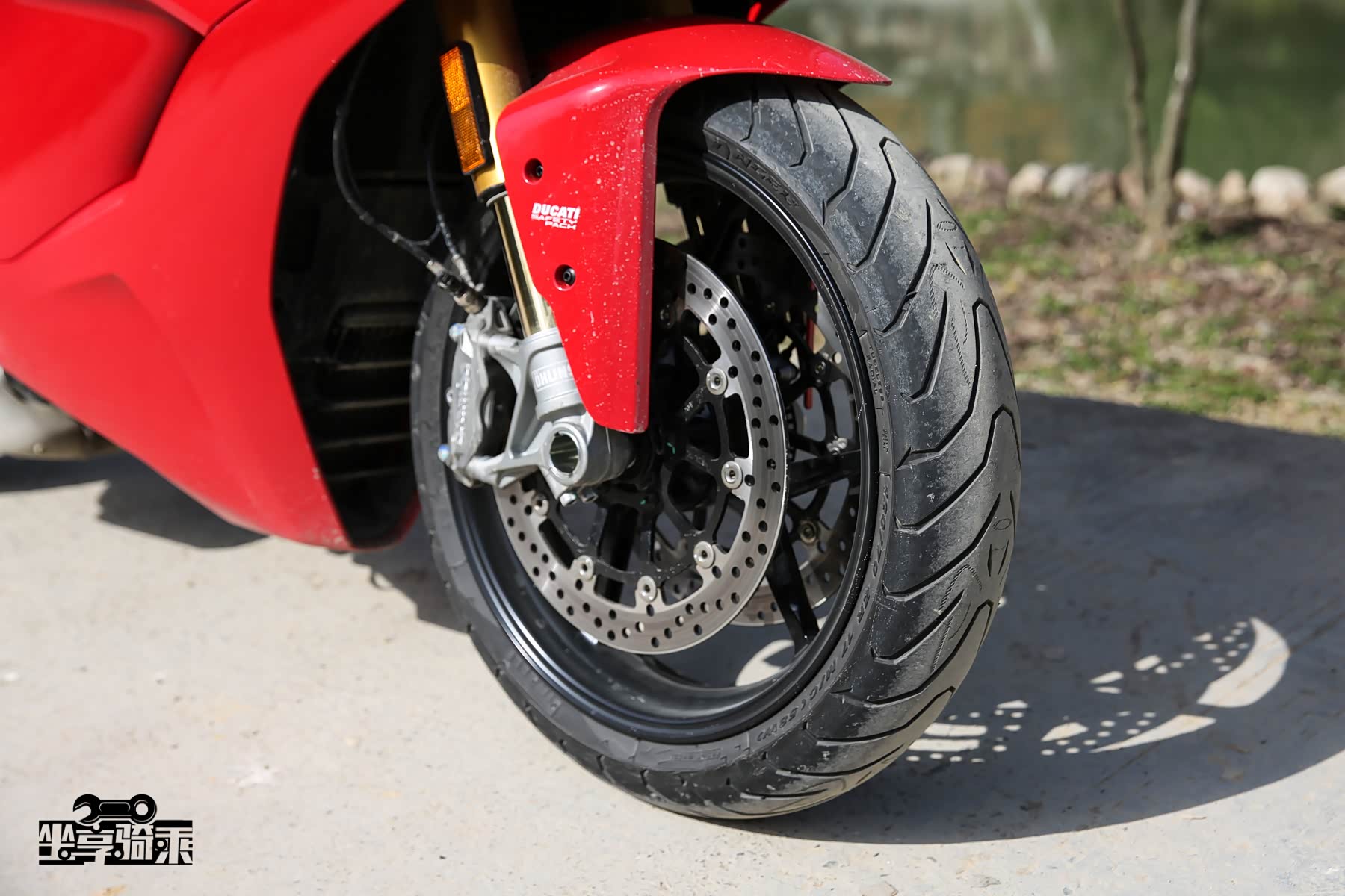 前胎规格为120/70 R17，未来市售车型将搭载倍耐力Diablo Rosso II（恶魔2）轮胎