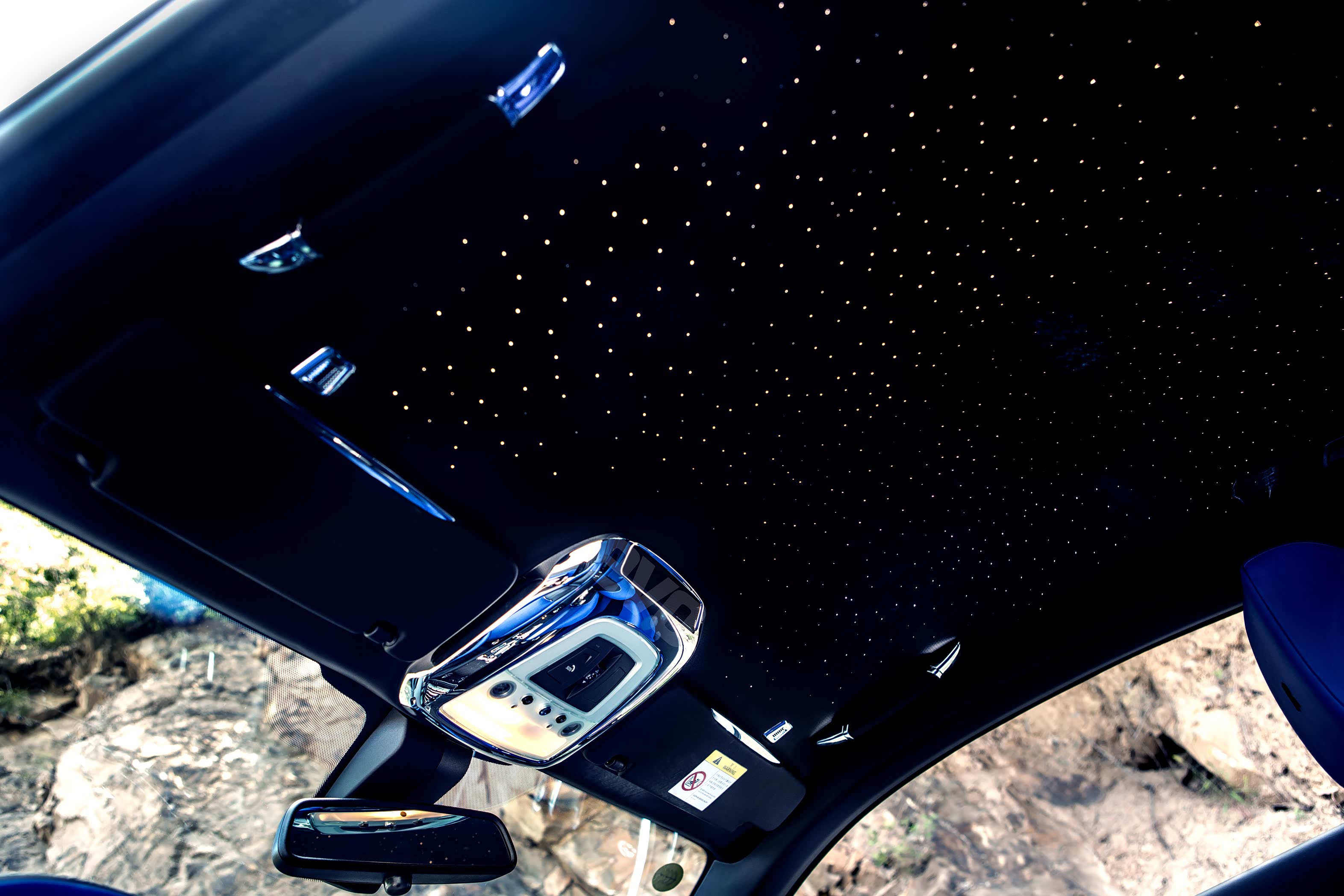 标志性的星空车顶十分璀璨，绚丽夺目