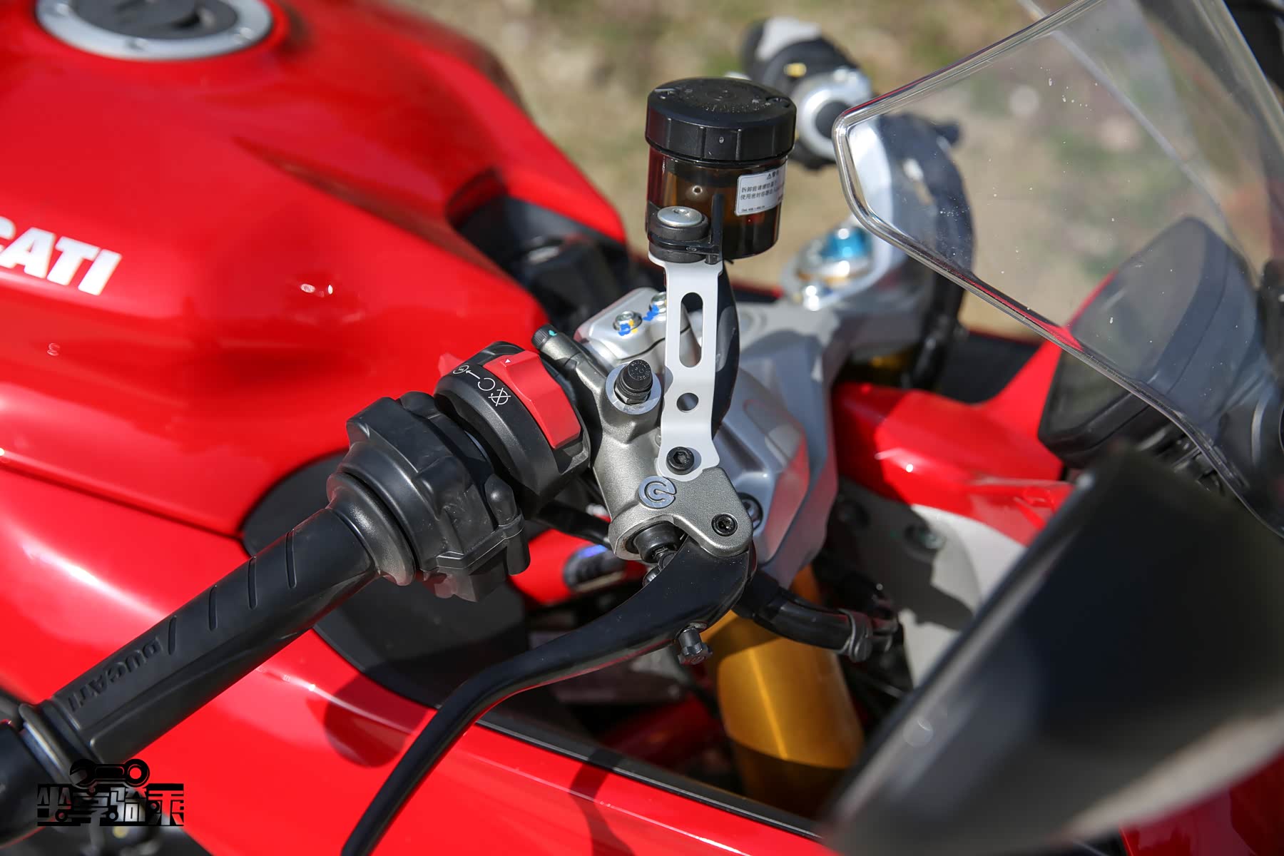 Brembo直推上泵，由支架单独固定的油壶颇具超级跑车气质