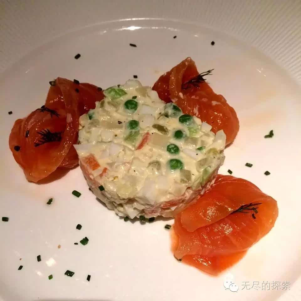 三文鱼的沙拉，莫斯科餐厅的三文鱼很便宜，200块人民币可以来一大盘，口感非常棒。