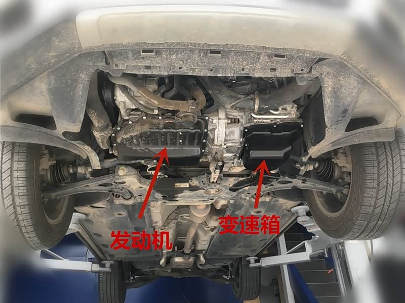 我们在车底可以看见变速箱和发动机，现在我们开始拆下面的部分。