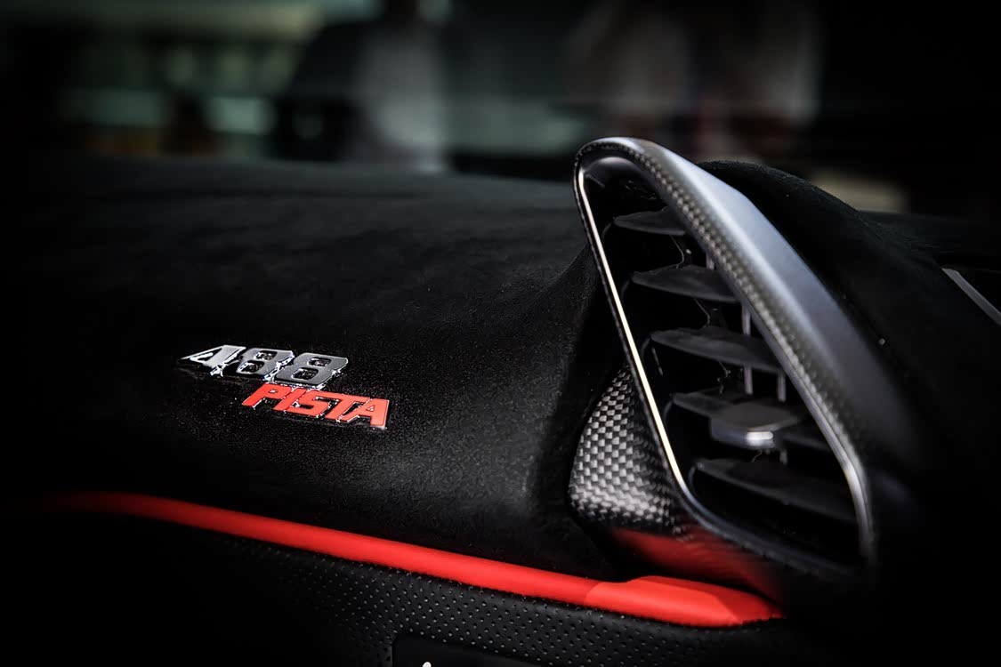 488 Pista 的铭牌镶嵌在 Alcantara 材质上再次表面这台车的身份