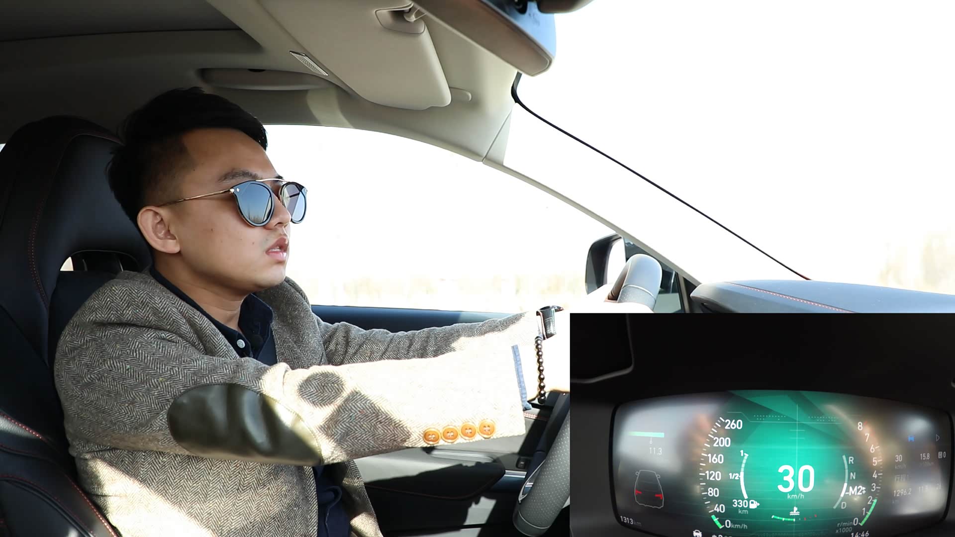 现在是手动2档的模式。加速一下，2000转。