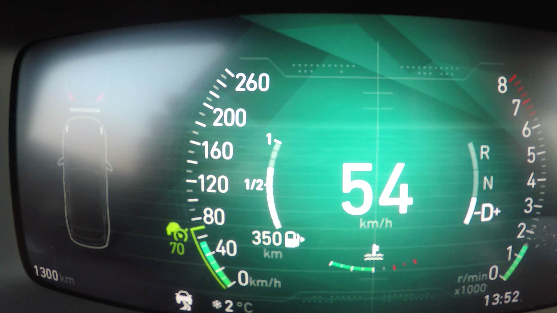 像现在仪表盘左侧汽车前面，是有一道杠的时间差显示，就代表了1秒钟和前车的一个时间差。