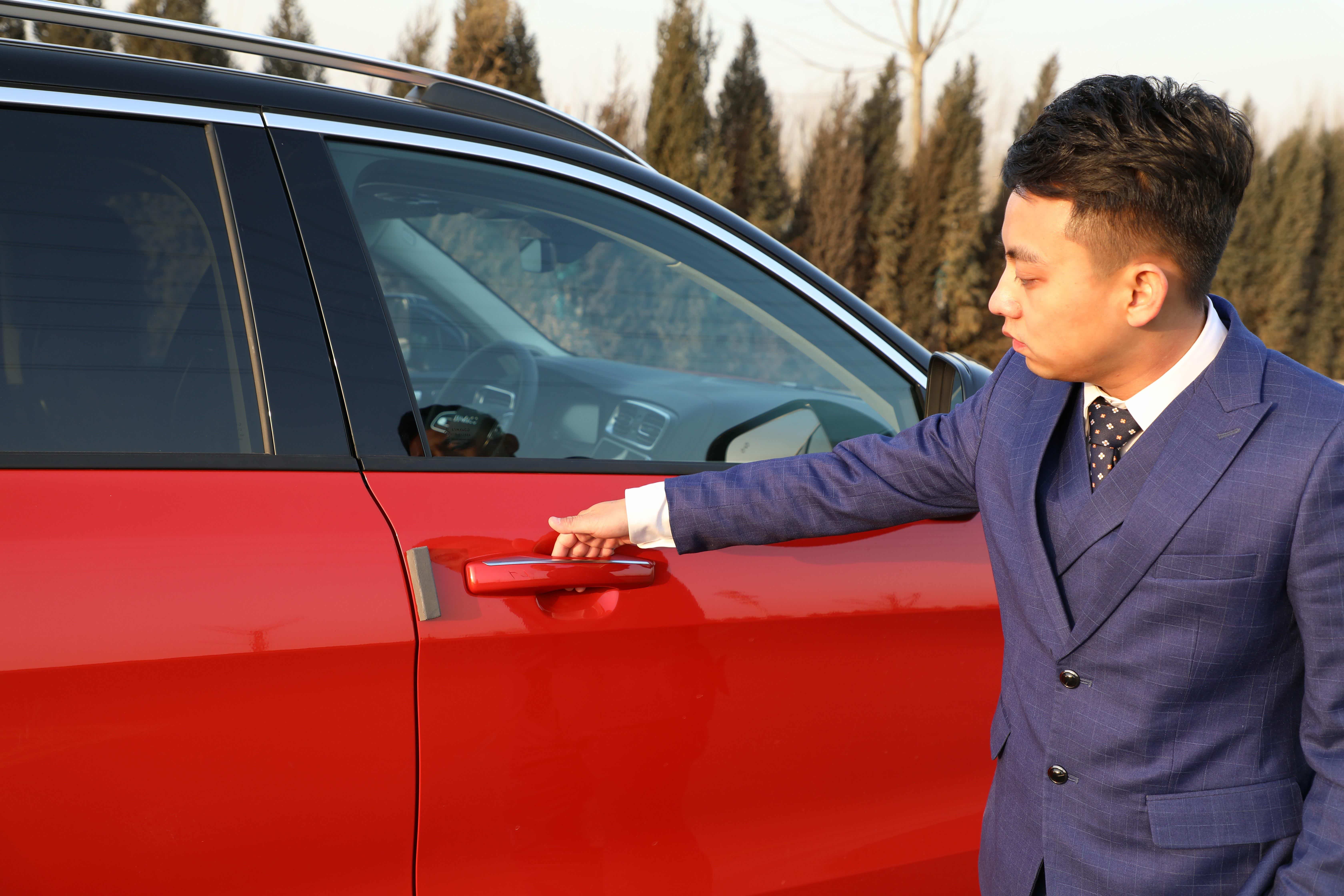 四个车门都具备锁止/解锁功能，门把手内侧为解锁区域