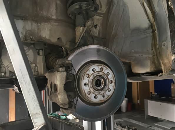 拆下轮胎，一会就拆半轴