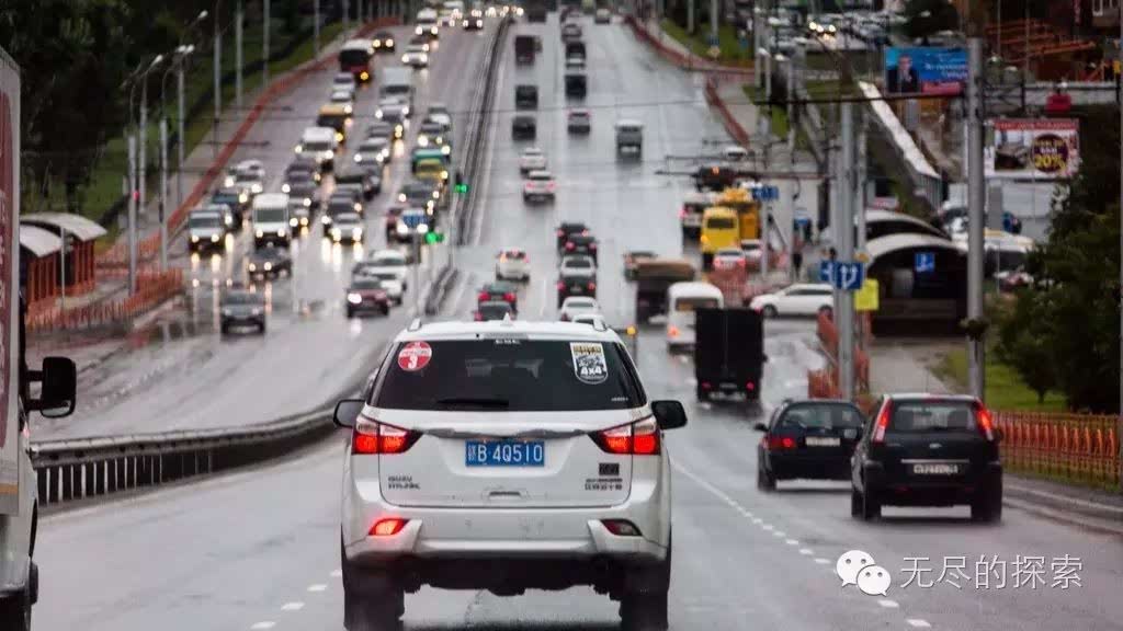 俄罗斯人开车的速度很快，低纬度国家的统一要求是上路必须开大灯，从北美到南美，从欧洲到亚洲都是这样。