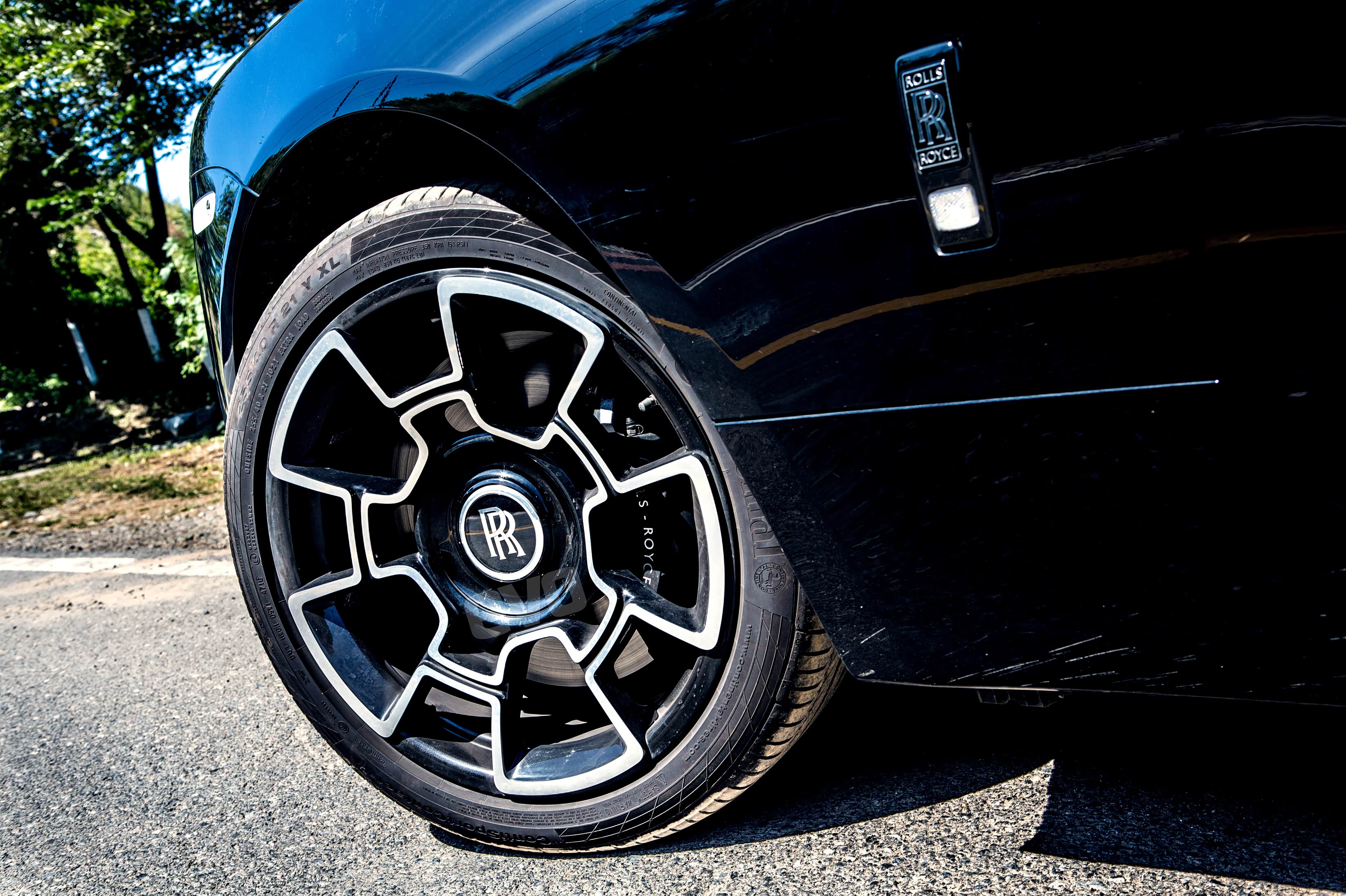 	充满运动色彩的22片碳纤维与轻质铝合金相结合的轮圈