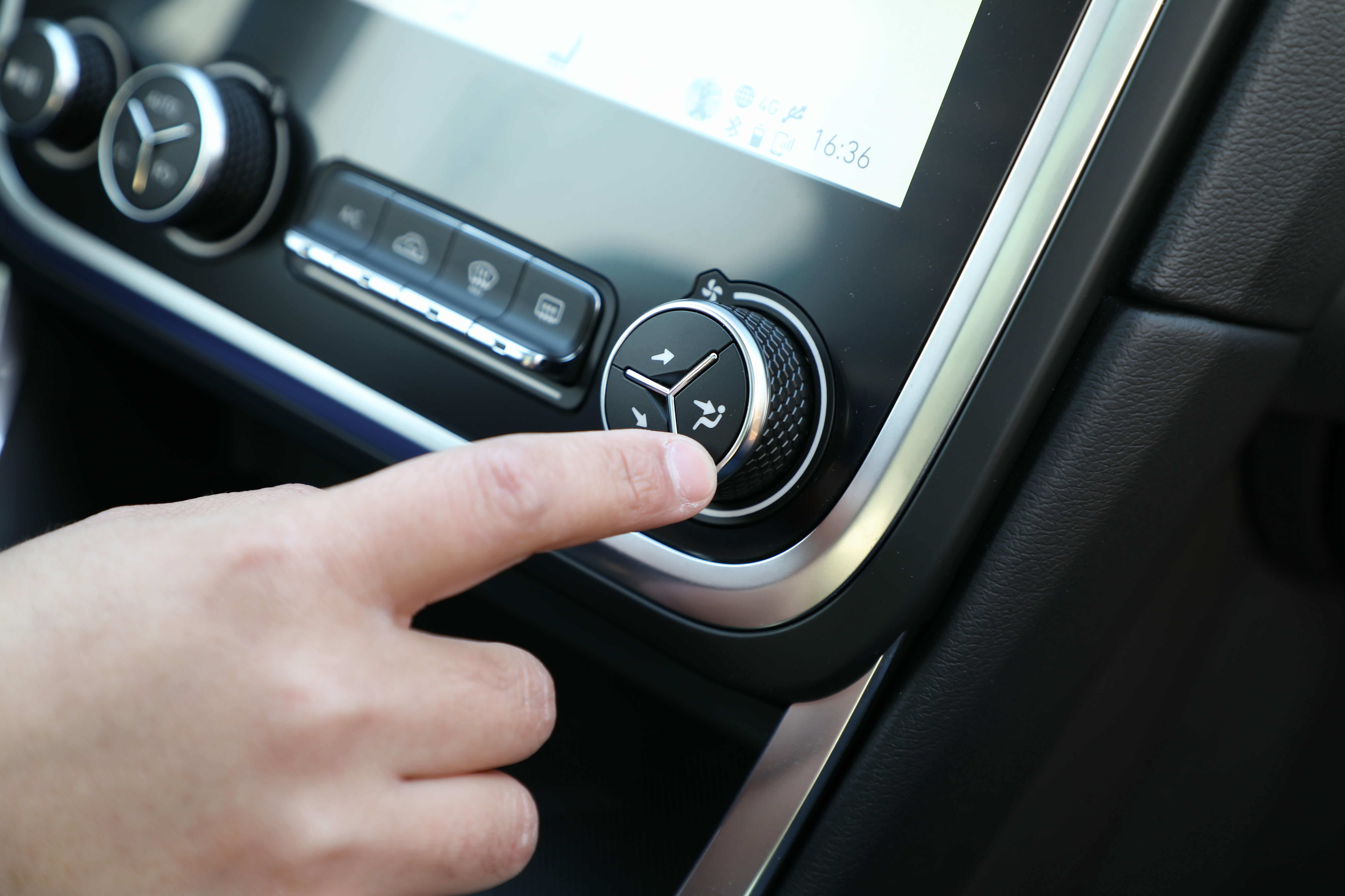 右侧空调风向按钮及风量旋钮（可开启或关闭空调）