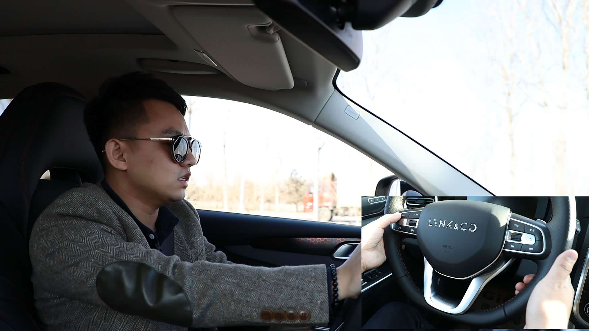 ACC自适应巡航模式下，与前车时间差的距离调整是左面上下这两个按键。上面减少时间差，下面来增加时间差