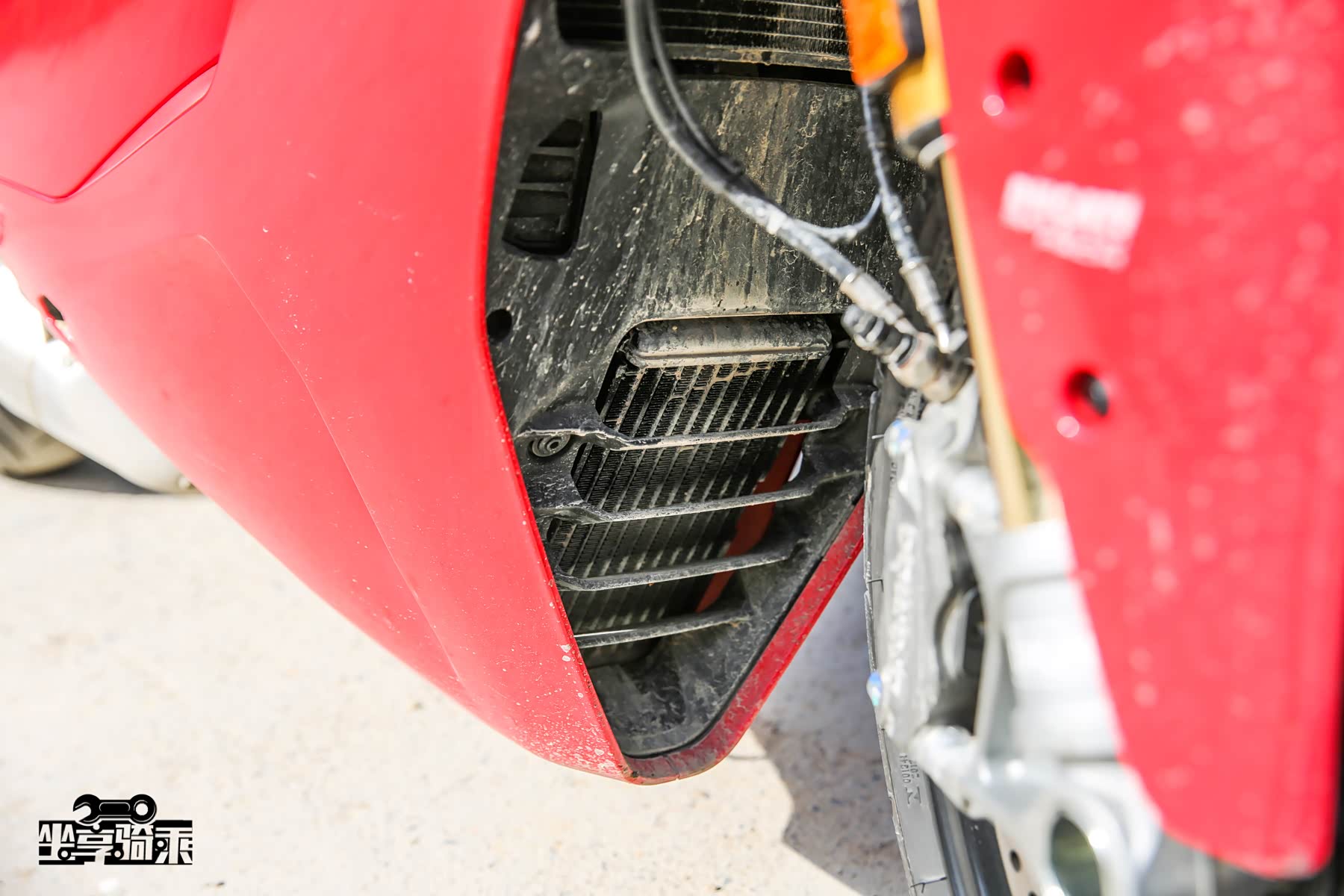 全新937cc引擎增加了机油冷却器，布置于水箱下方