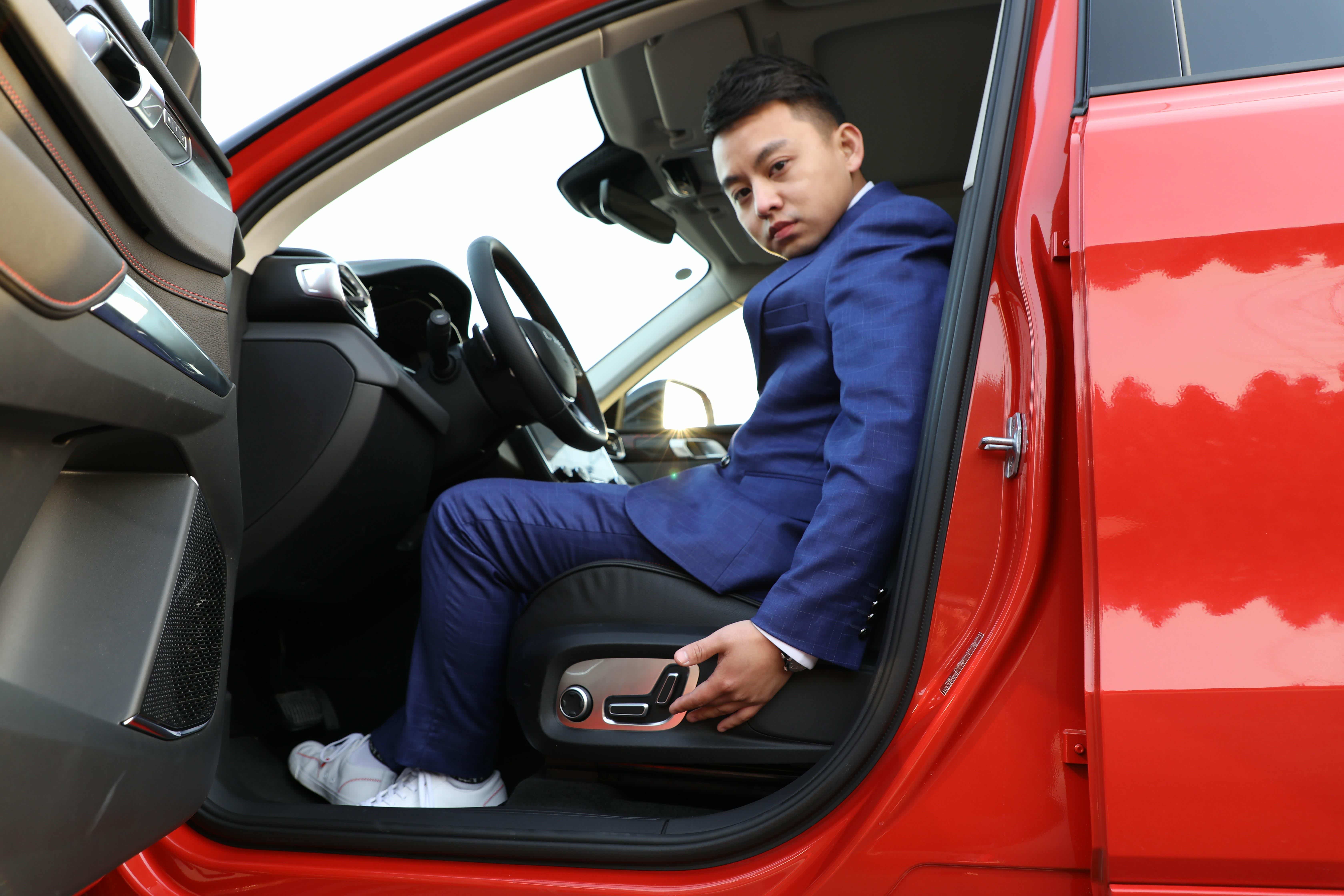 领克01前排为12项电动调节座椅。