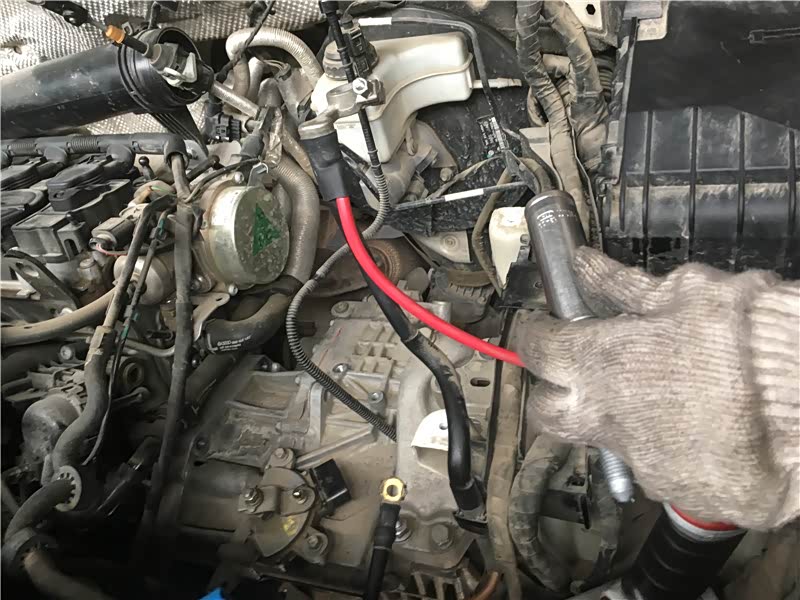 基本上把与变速箱相关的零件都拆完了
现在能在上面看到变速箱了