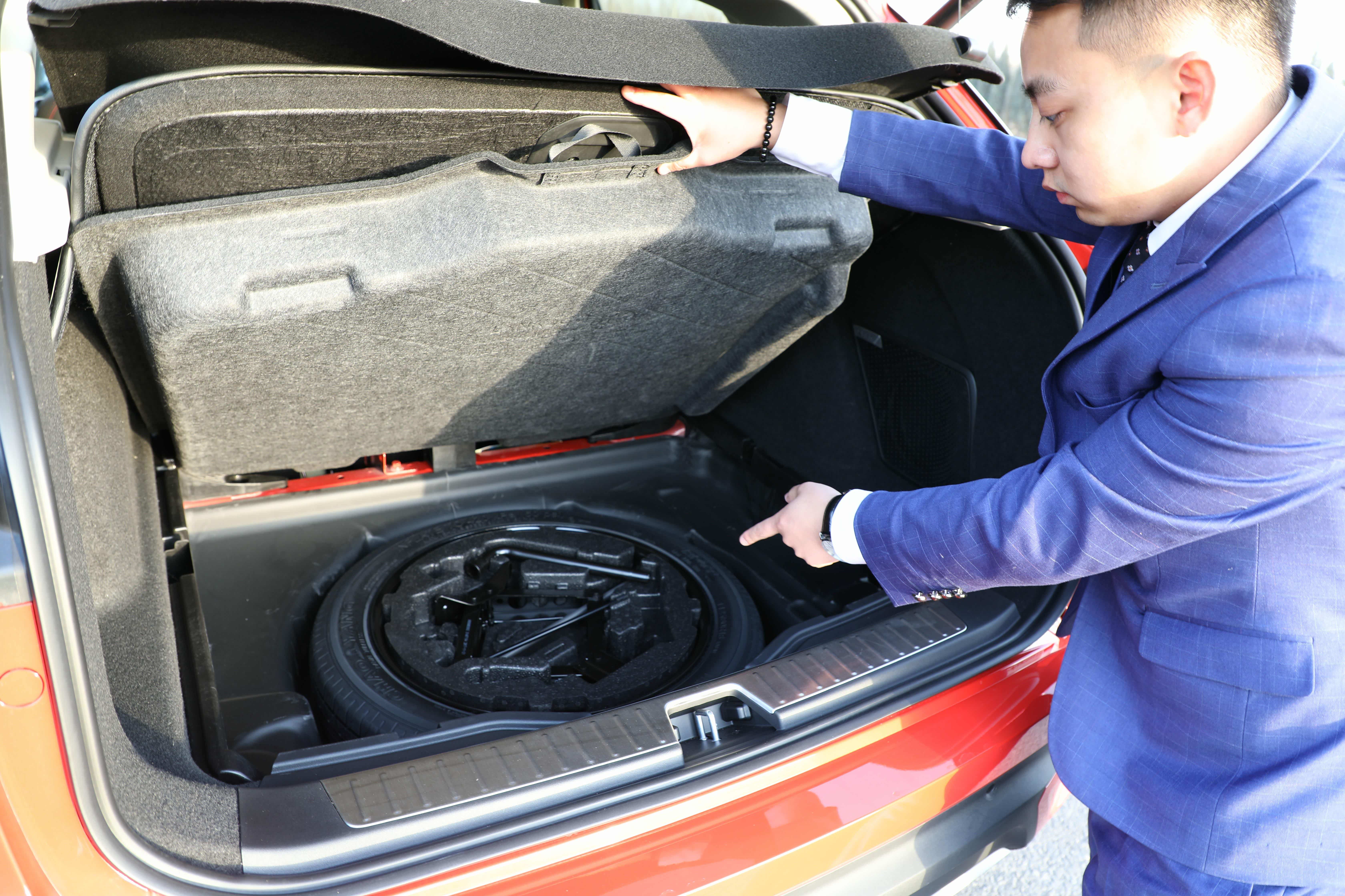 备胎和应急工具包