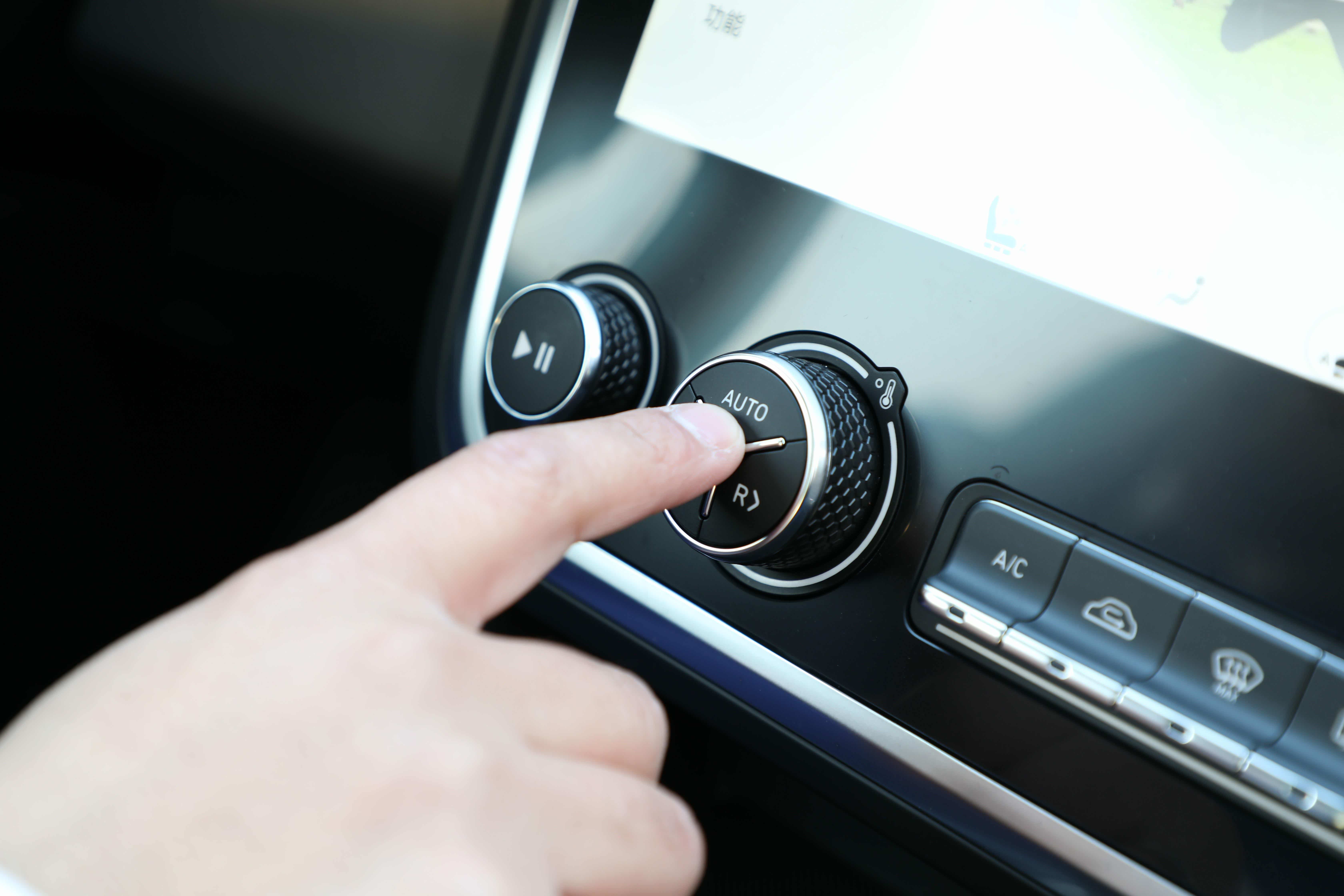 空调左右分区控制按钮及温度旋钮。