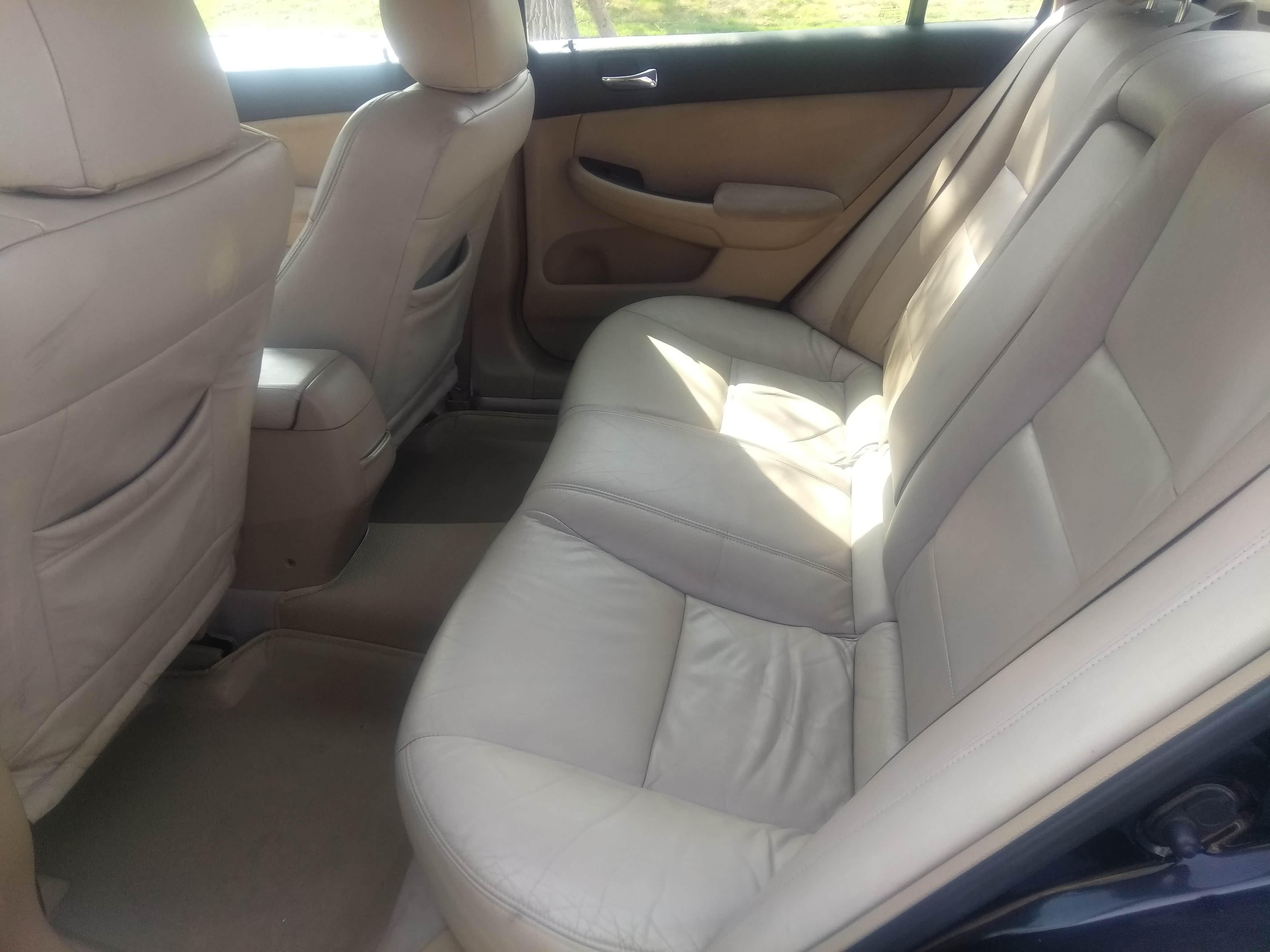 全车真皮座椅，腿部空间很宽裕