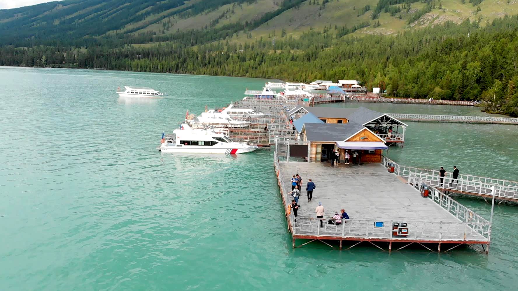 一个维族人好奇的盯着我手里的遥控器，他的朋友也走了过来