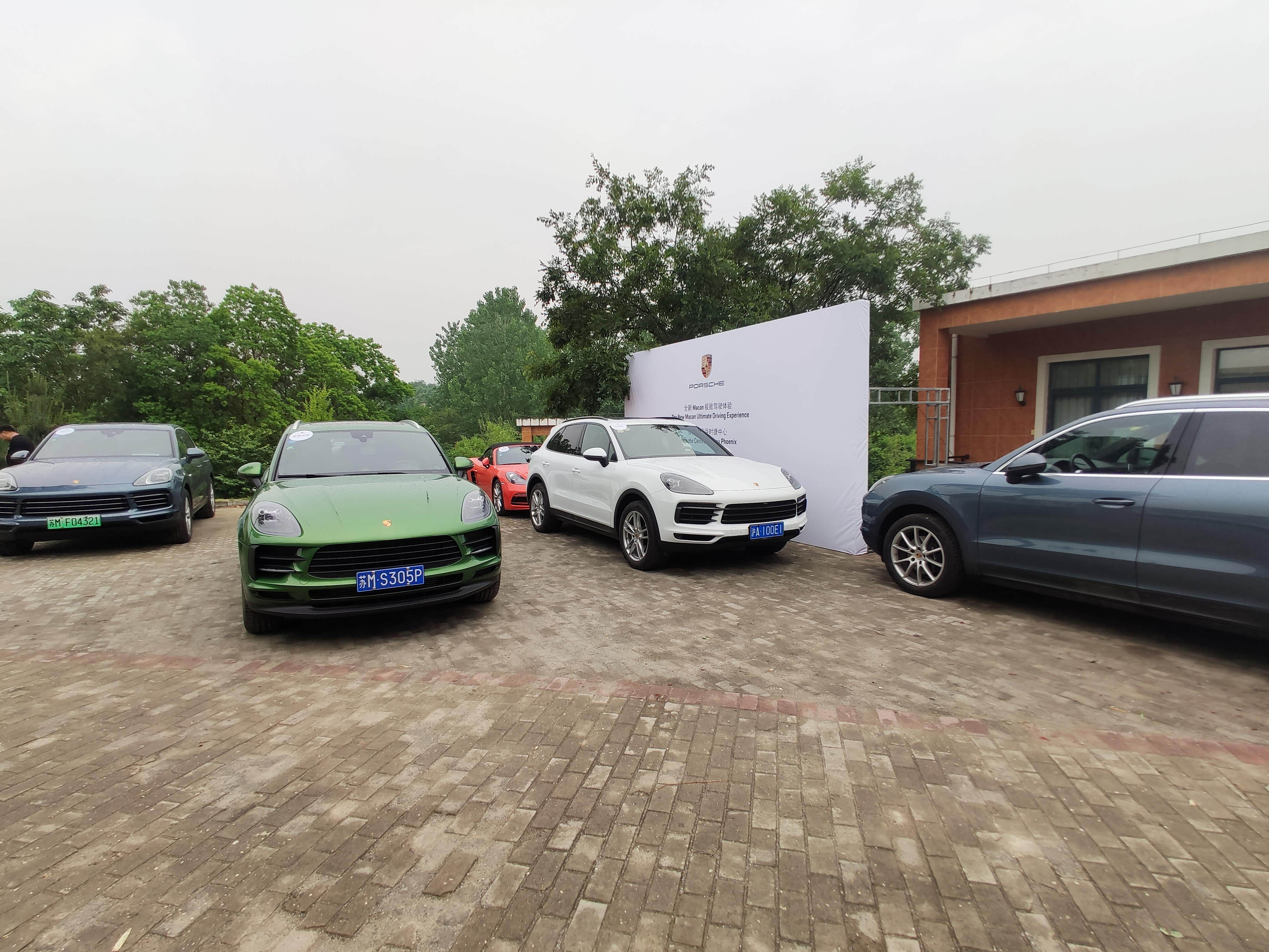 718系列是Boxster，似乎经销商愿意让更加拉风的Boxster主打，而非Cayman。